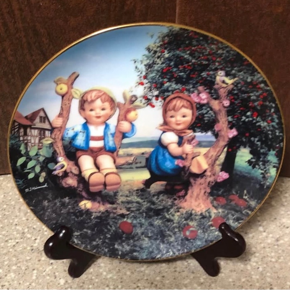 M.J. Hummel Plate “Apple Tree Boy and Girl” The Danbury Mint Decor